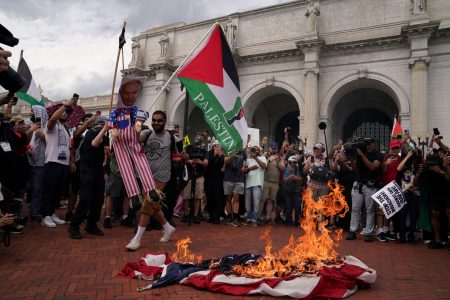 Κάμαλα Χάρις: Καταδικάζει το κάψιμο αμερικανικών σημαιών κατά της ομιλίας Νετανιάχου