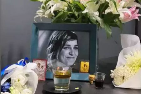 Κηδεία Ντέμης Γεωργίου: Στα λευκά οι φίλοι της, τραγική φιγούρα η σύντροφός της