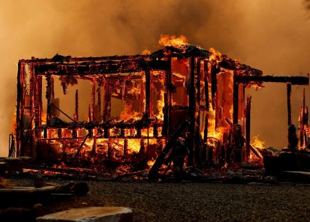 Πυρκαγιές στις ΗΠΑ: Εκτός ελέγχου 30 μέτωπα – Στάχτη χιλιάδες στρέμματα δάσους