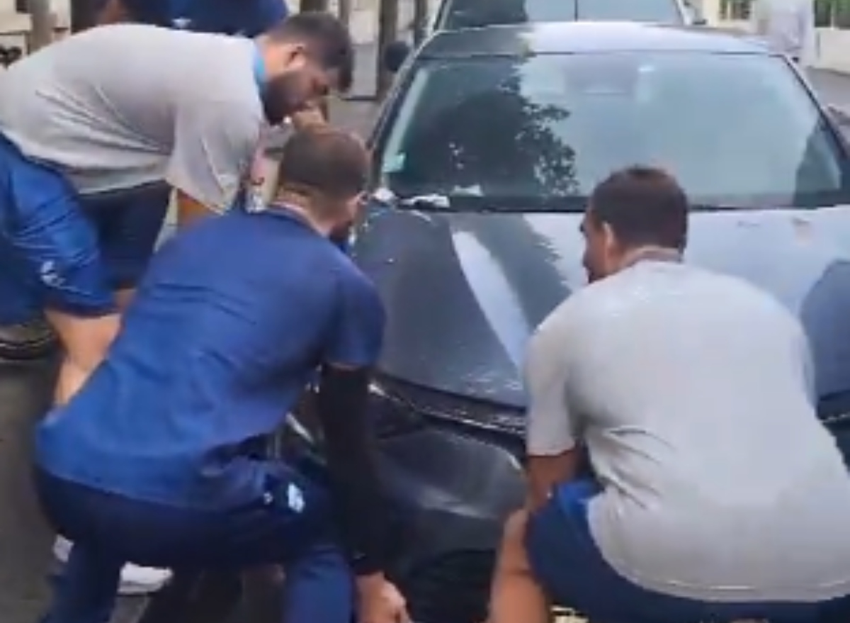 Ολυμπιακοί Αγώνες: Οι Έλληνες πολίστες σήκωσαν αυτοκίνητα στους δρόμους του Παρισιού