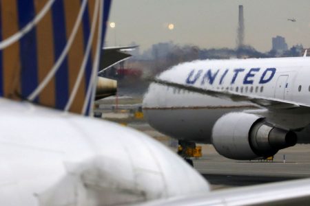 United Airlines: Αναγκαστική προσγείωση – Πλήρωμα και επιβάτες έκαναν εμετό
