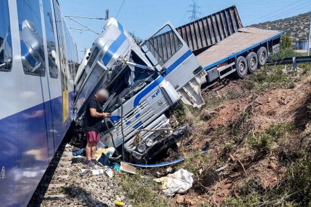 Αυλίδα: Συνελήφθη ο οδηγός του φορτηγού που συγκρούστηκε με τρένο