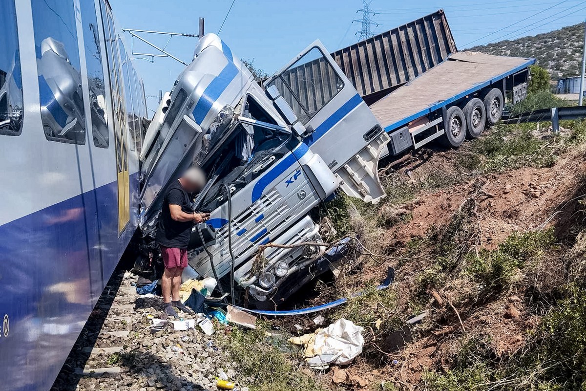 Αυλίδα: Συνελήφθη ο οδηγός του φορτηγού που συγκρούστηκε με τρένο