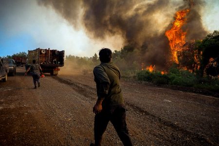 Φωτιά στην Εύβοια: Καίει ανεξέλεγκτο το μέτωπο προς Αφράτι – Στην περιοχή ο Κικίλιας