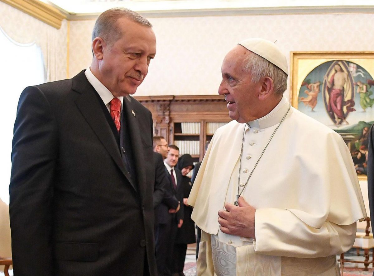 Ερντογάν σε πάπα Φραγκίσκο: «Χλευάστηκαν ηθικές αξίες στην Τελετή Έναρξης»