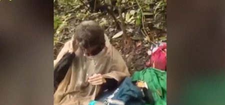 Ινδία: 50χρονη Αμερικανίδα βρέθηκε δεμένη με αλυσίδα σε δέντρο σε δάσος