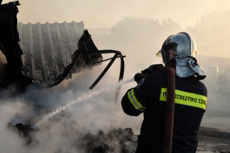 Φωτιά στον Βαρνάβα: Τραυματίστηκε πυροσβέστης – Νοσηλεύεται με εγκαύματα