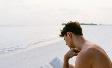 10 νέα βιβλία ελληνικής λογοτεχνίας που αξίζει να διαβάσετε το καλοκαίρι