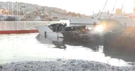 Μαρίνα Ζέας: Παρανάλωμα φωτιάς έγιναν 3 σκάφη – Απεκλωβισμός 10 ατόμων