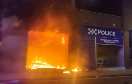 Βρετανία: Νύχτα επεισοδίων στο Σάντερλαντ – Πυρπόλησαν αστυνομικό τμήμα