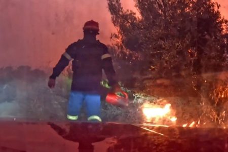 Φωτιά: Η μάχη των δακοκομάντο με τις φλόγες στην Εύβοια και η χρήση αντιπύρ