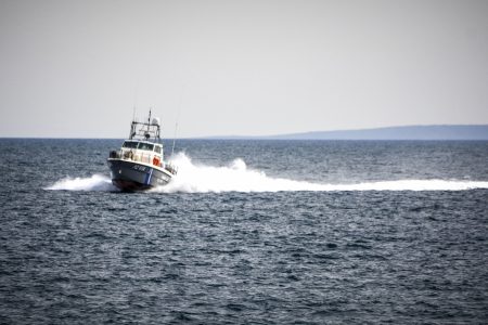 Ακυβέρνητο τουριστικό σκάφος με 173 άτομα ανάμεσα σε Κυλλήνη και Ζάκυνθο