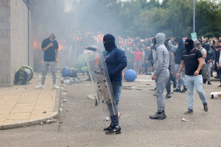 Βρετανία: Επί ποδός 6.000 αστυνομικοί για νέα βίαια ρατσιστικά επεισόδια