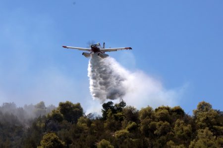 Φωτιά στον Ολυμπο – Καίει σε δύσβατο σημείο στην Καρυά