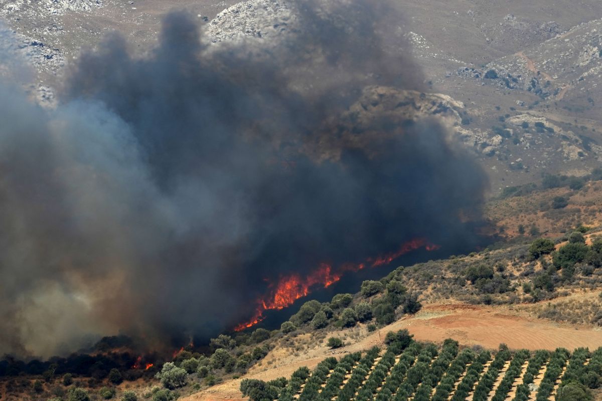 Ρέθυμνο: Καλύτερη η εικόνα της φωτιάς – 40 ώρες άυπνοι οι πυροσβέστες