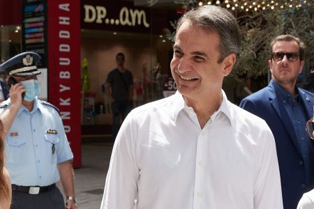 Μητσοτάκης: Τα βιβλία που θέλει να διαβάσει στις διακοπές – Η πρόταση Κασσελάκη