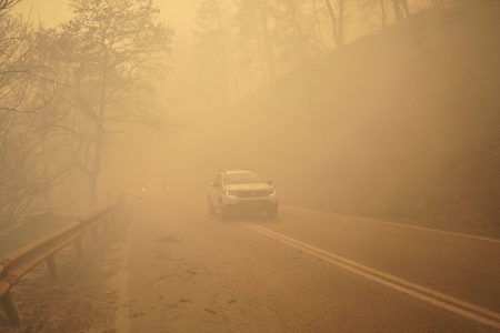 Φωτιά στον Βαρνάβα: Επιχείρηση απεγκλωβισμού 25 ατόμων από την ΟΠΚΕ