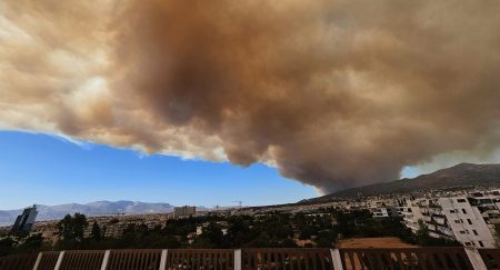 Κοντά σε σπίτια η φωτιά στο Βαρνάβα, γέμισε ο ουρανός της Αθήνας με καπνούς – Μέτωπο και στο Νέο Μάζι