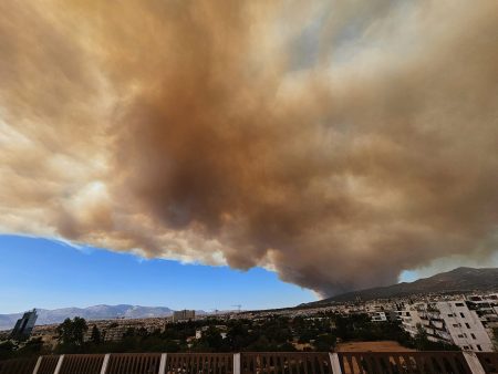 Κοντά σε σπίτια η φωτιά στο Βαρνάβα, γέμισε ο ουρανός της Αθήνας με καπνούς – μέτωπο και στο Νέο Μάζι