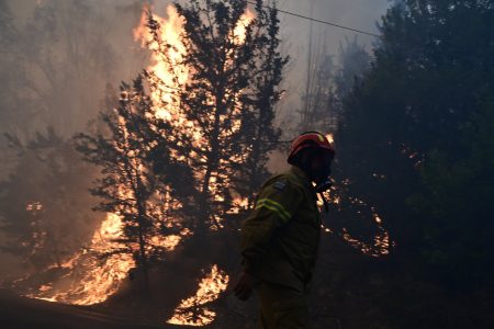 ΔΕΔΔΗΕ για φωτιές: Μην πλησιάζετε κολώνες και αγωγούς που έχουν υποστεί ζημιές