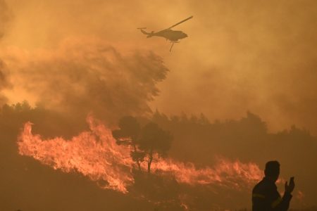 Φωτιά στον Βαρνάβα: Καίγονται σπίτια, προς λίμνη Μαραθώνα το μέτωπο – Εκκενώνεται η Σταμάτα