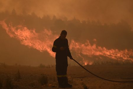 5 το πρωί: Η μάχη με τις φλόγες στην Αττική – Ο ακραίος κίνδυνος πυρκαγιάς – Η λήξη των Ολυμπιακών Αγώνων