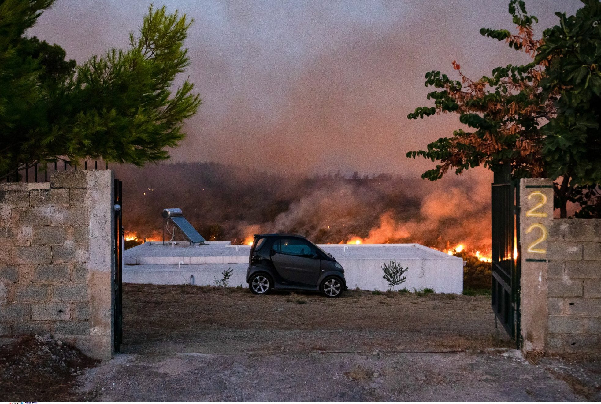 Φωτιά στον Βαρνάβα: Εκκενώνεται κατασκήνωση στο Γραμματικό – Πού μεταφέρονται τα παιδιά