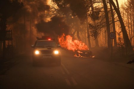 LIVE: Ανεξέλεγκτη η πυρκαγιά στην ανατολική Αττική – Εκκενώνεται ο Γέρακας, εκρήξεις στα Βριλήσσια