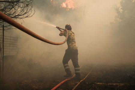 Φωτιά στην Αττική: Πώς οι φλόγες έφτασαν εντός του αστικού ιστού