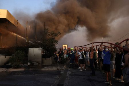 Φωτιά στην Αττική: Πύρινος εφιάλτης σε Βριλήσσια και Γέρακα – Ανθρώπινη αλυσίδα για να σωθούν σπίτια και επιχειρήσεις