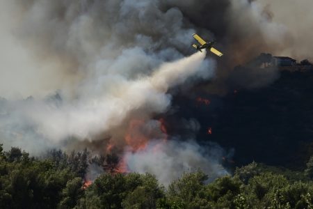 Φωτιά στην Αττική: Αναζωπύρωση στη Νέα Μάκρη – Στο σημείο και εναέρια μέσα