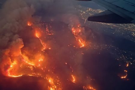 Φωτιά στην Αττική: Απόκοσμες εικόνες του πύρινου μετώπου από αεροπλάνο