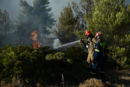 Φωτιά στο Βαρνάβα: Εκκενώνεται η Καλλιτεχνούπολη