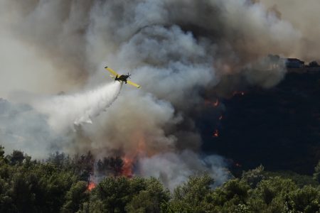 Ξεφεύγει η φωτιά στην Πλάκα Λιτόχωρου Πιερίας – Κάηκε σπίτι