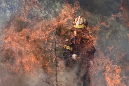 Φωτιά στον Βαρνάβα: Εκτός ελέγχου το μέτωπο – Δραματική η κατάσταση στην Πεντέλη