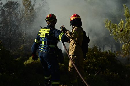 Μαίνεται η μεγάλη φωτιά στο Ξυλόκαστρο – Μπαράζ από το 112