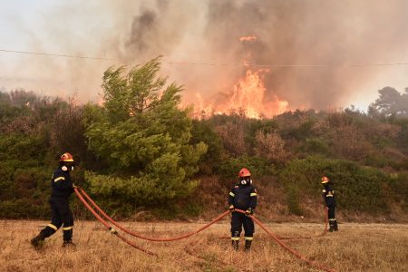 Καιρός: Το κρίσιμο τρίωρο για πιθανές αναζωπυρώσεις για τη φωτιά στην Αττική