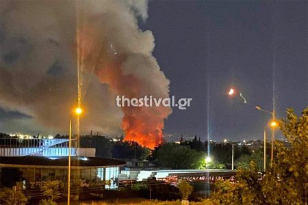 Φωτιά τώρα στη Θεσσαλονίκη, στο πρώην στρατόπεδο Καρατάσιου