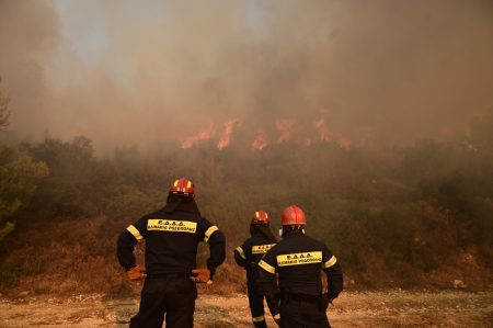 Φωτιά στον Βαρνάβα: Πάνω από 20 χιλιόμετρα το μέτωπο