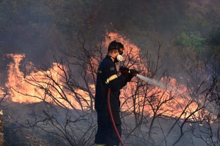 Φωτιά στην Αττική: Πυροσβέστης σώζει γυναίκα από τις φλόγες