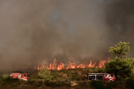 Φωτιά στο Μαραθώνα: Περιπολικό περνάει μέσα από τις φλόγες [Βίντεο]