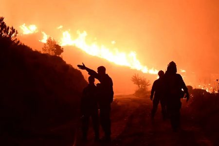 Φωτιά στην Αττική – Καιρός: Μετά τις 19.00 εξασθενούν οι άνεμοι