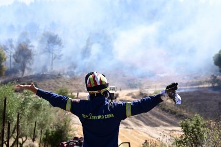 Φωτιά στον Βαρνάβα: Εκτός ελέγχου το μέτωπο – Καίγονται σπίτια στη Διώνη