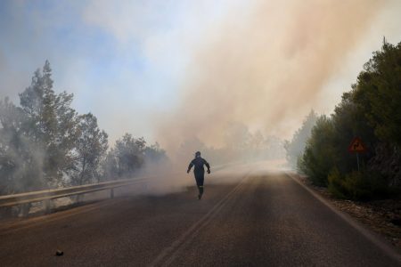 LIVE: Φωτιά στον Βαρνάβα: Εκτός ελέγχου το μέτωπο – Δραματική η κατάσταση στην Πεντέλη