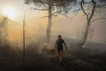 Φωτιά στον Βαρνάβα: Στην Πεντέλη έφτασε το μέτωπο – Μάχη με τις αναζωπυρώσεις