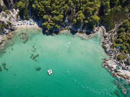 Τι «ζωγραφίζουν» τα drones πάνω από τα θερινά καταφύγια του Αιγαίου;