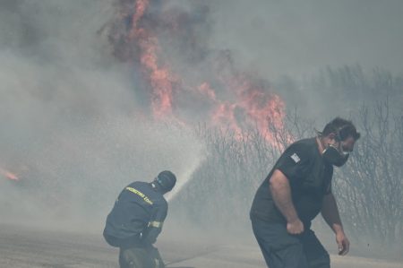 Φωτιά στον Βαρνάβα: Εκτός ελέγχου το μέτωπο – Καίγονται σπίτια στη Διώνη