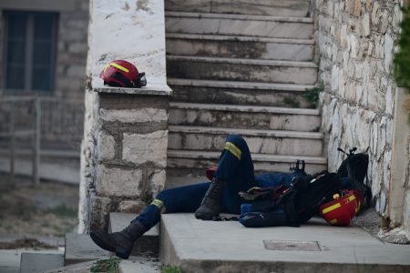 Φωτιά στον Βαρνάβα: Η συγκλονιστική φωτογραφία αποκαμωμένου πυροσβέστη