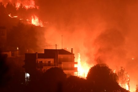 Φωτιά στον Βαρνάβα: Στην Πεντέλη έφτασε το μέτωπο – Μάχη με τις αναζωπυρώσεις