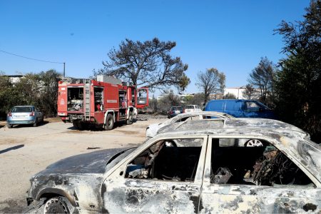 LIVE: Βελτιωμένη εικόνα από το μέτωπο – Διάσπαρτες εστίες φωτιάς στην ανατολική Αττική